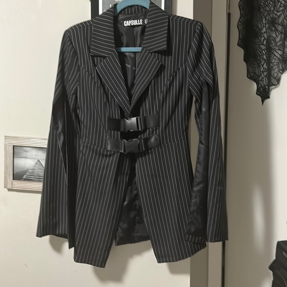 Blazer with white stripes in to buckles - Picture 1 of 2